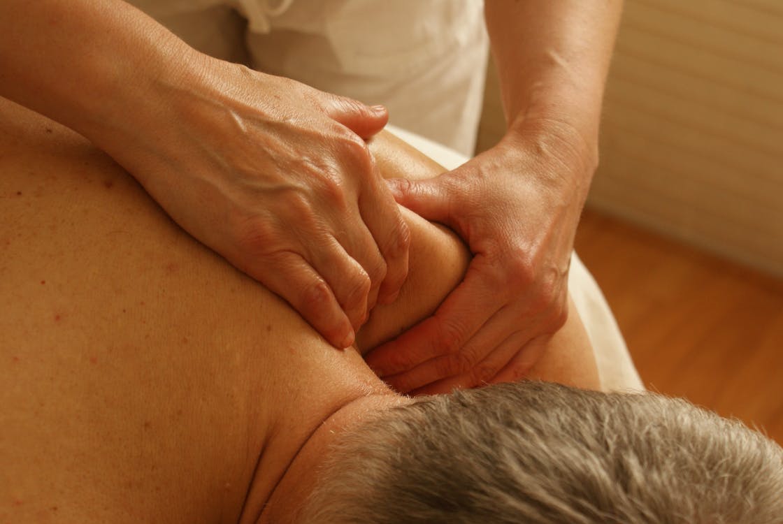 How to do and receive a good massage with oil and aromatic products